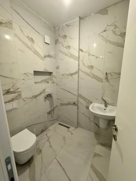 Tirane, jepet me qera zyra 2+1+2, Kati 2, 112 m² 700 € (Rr. Myslym Shyri)