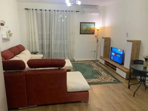 Tirane, jepet me qera apartament 1+1+Ballkon Kati 4, 70 m² 500 € (Rr. Bilal Sina te Kopshti Zoologjik)