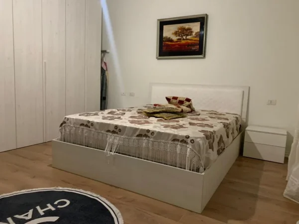 Tirane, jepet me qera apartament 1+1+Ballkon Kati 4, 70 m² 500 € (Rr. Bilal Sina te Kopshti Zoologjik)