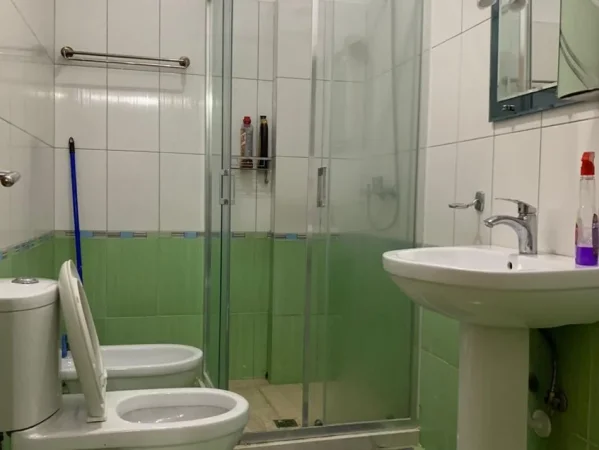 Tirane, jepet me qera apartament 1+1+Ballkon Kati 4, 70 m² 500 € (Rr. Bilal Sina te Kopshti Zoologjik)