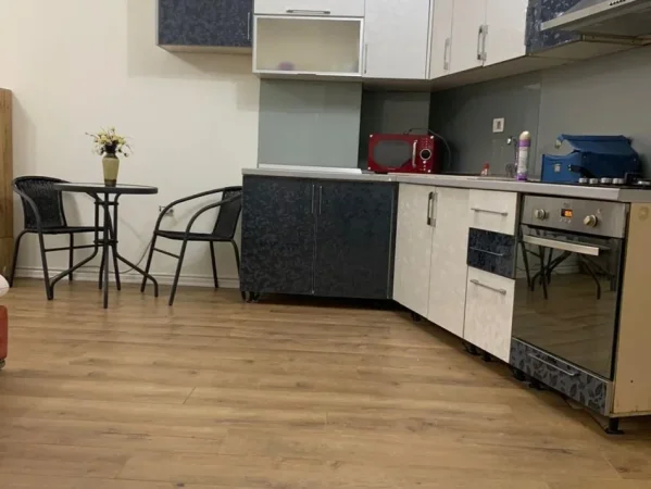 Tirane, jepet me qera apartament 1+1+Ballkon Kati 4, 70 m² 500 € (Rr. Bilal Sina te Kopshti Zoologjik)
