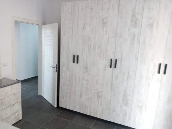 Tirane, jepet me qera apartament 2+1+Ballkon , 120 m² 400 € (Shkoze)