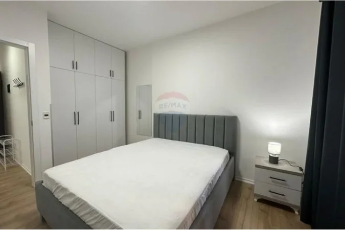 Tirane, jepet me qera apartament 1+1+Ballkon Kati 3, 60 m² 550 € (Rruga e Bogdaneve)