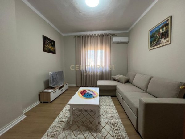 Tirane, jepet me qera apartament 1+1+Aneks+Ballkon Kati 5, 63 m² 600 € (Blloku)