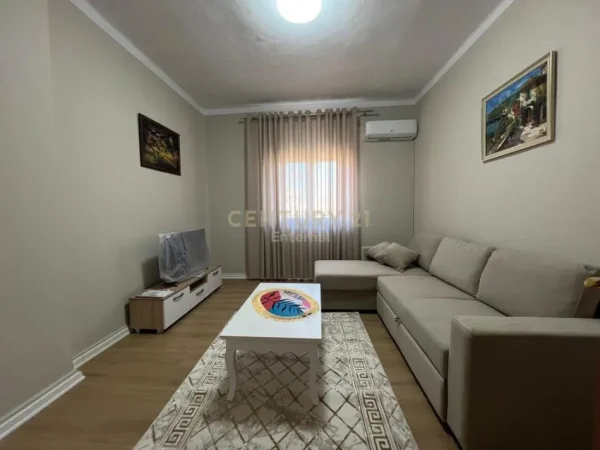 Tirane, jepet me qera apartament 1+1+Aneks+Ballkon Kati 5, 63 m² 600 € (Blloku)