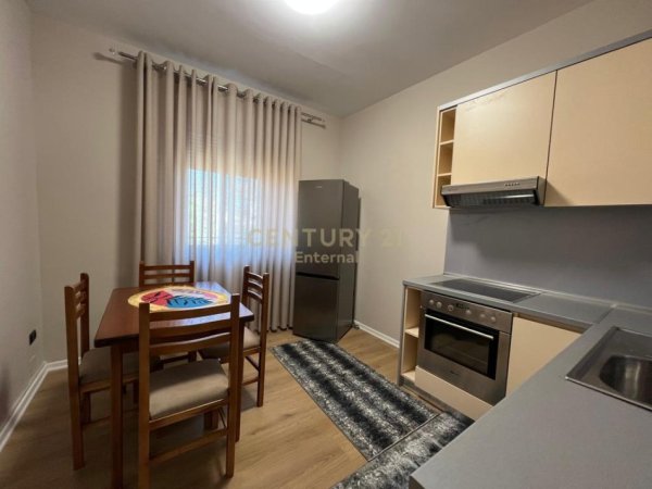 Tirane, jepet me qera apartament 1+1+Aneks+Ballkon Kati 5, 63 m² 600 € (Blloku)