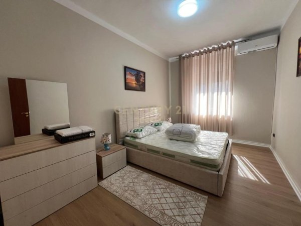 Tirane, jepet me qera apartament 1+1+Aneks+Ballkon Kati 5, 63 m² 600 € (Blloku)