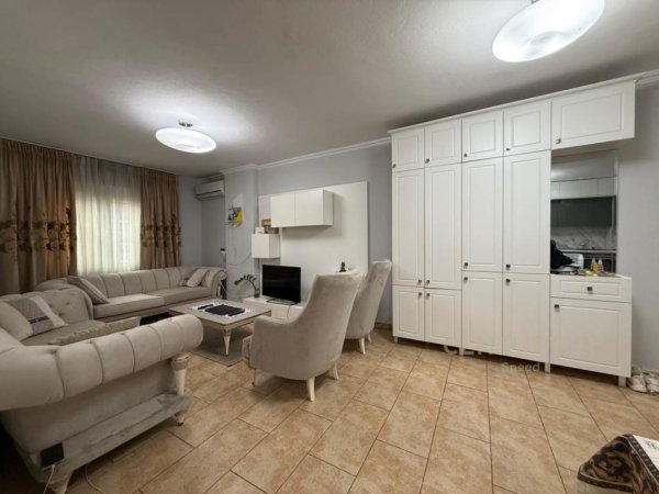 Tirane, jepet me qera apartament 2+1+Aneks+Ballkon Kati 7, 85 m² 600 € (Concord Center)