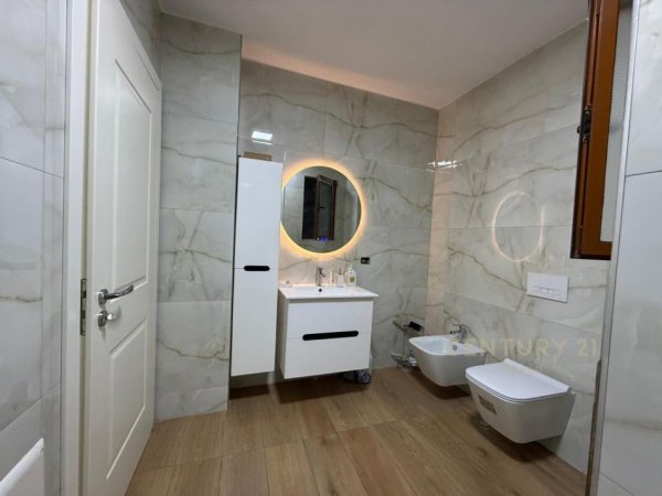 Tirane, jepet me qera apartament 2+1+Aneks+Ballkon Kati 7, 85 m² 600 € (Concord Center)