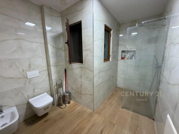 Tirane, jepet me qera apartament 2+1+Aneks+Ballkon Kati 7, 85 m² 600 € (Concord Center)