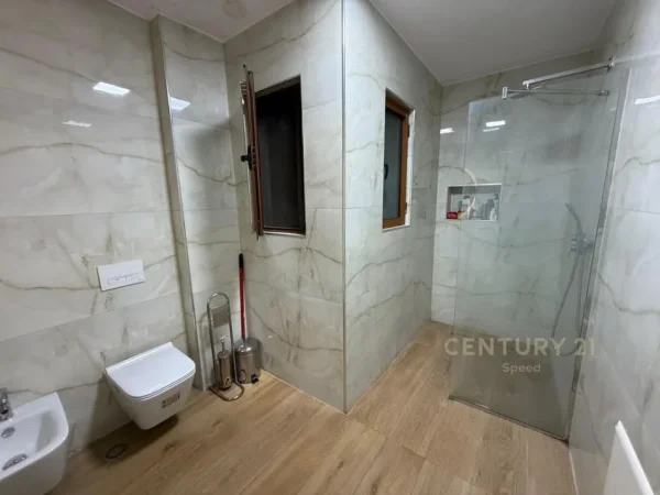 Tirane, jepet me qera apartament 2+1+Aneks+Ballkon Kati 7, 85 m² 600 € (Concord Center)