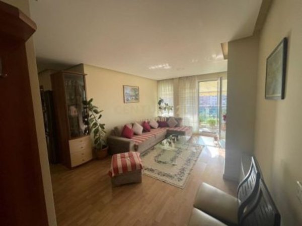Tirane, jepet me qera apartament 2+1+Aneks+Ballkon Kati 8, 117 m² 850 € (Ish Blloku)