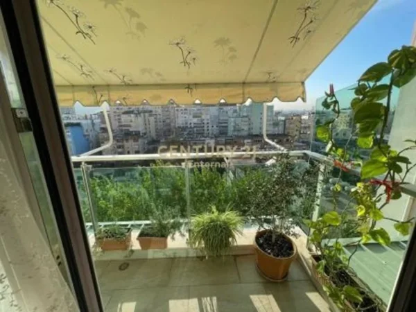 Tirane, jepet me qera apartament 2+1+Aneks+Ballkon Kati 8, 117 m² 850 € (Ish Blloku)