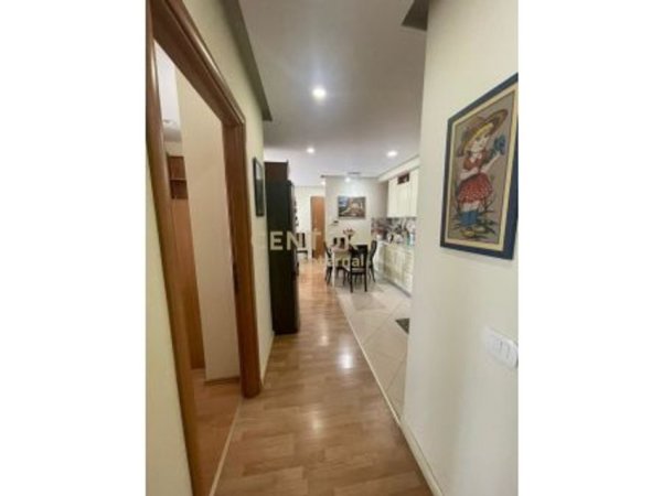 Tirane, jepet me qera apartament 2+1+Aneks+Ballkon Kati 8, 117 m² 850 € (Ish Blloku)