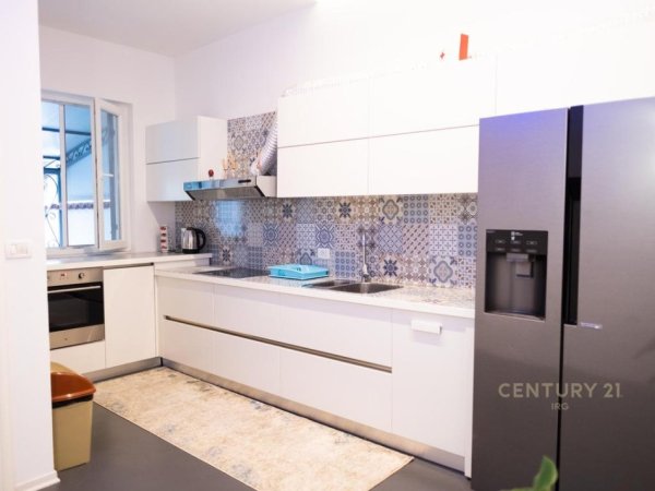 Tirane, jepet me qera apartament 2+1+Aneks+Ballkon Kati 1, 126 m² 1.400 € (Gjimnazi Petro Nini Luarasi)