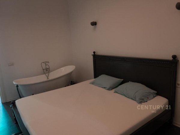 Tirane, jepet me qera apartament 2+1+Aneks+Ballkon Kati 1, 126 m² 1.400 € (Gjimnazi Petro Nini Luarasi)