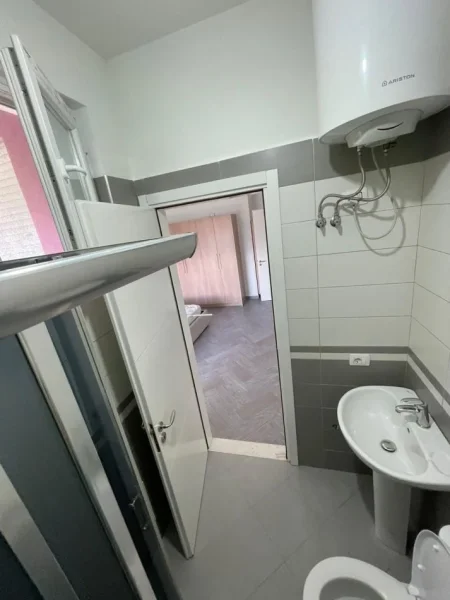 Tirane, jepet me qera apartament 2+1+Ballkon Kati 3, 110 m² 700 € (Kopshti Botanik)