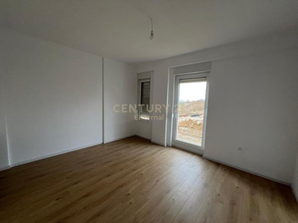 Tirane, jepet me qera Vile 3 Katshe Kati 3, 200 m² 1.200 € (Rezidenca ABA)