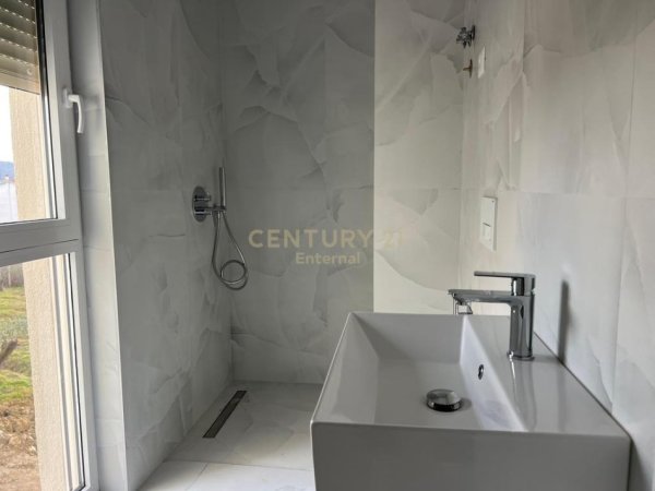 Tirane, jepet me qera Vile 3 Katshe Kati 3, 200 m² 1.200 € (Rezidenca ABA)