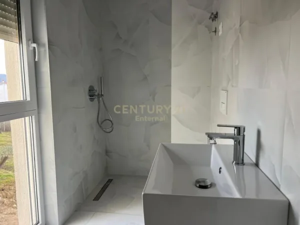 Tirane, jepet me qera Vile 3 Katshe Kati 3, 200 m² 1.200 € (Rezidenca ABA)