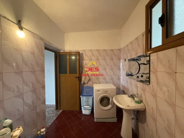 Vlore, shitet shtepi 2+1+Ballkon Kati 0, 219 m² 500.000 € (Rruga Petro Marko)