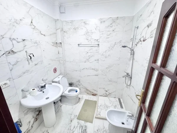 Tirane, jepet me qera Kati 4, 178 m² 1.900 € (Sheshi Willson.)