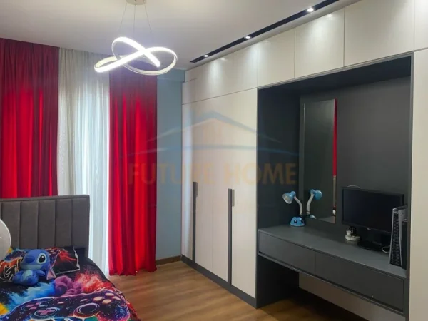 Tirane, shitet apartament 2+1+Ballkon Kati 8, 96 m² 200.000 € (Oxhaku)