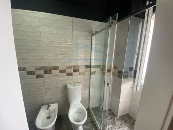 Tirane, shitet apartament 2+1+Ballkon Kati 8, 96 m² 200.000 € (Oxhaku)