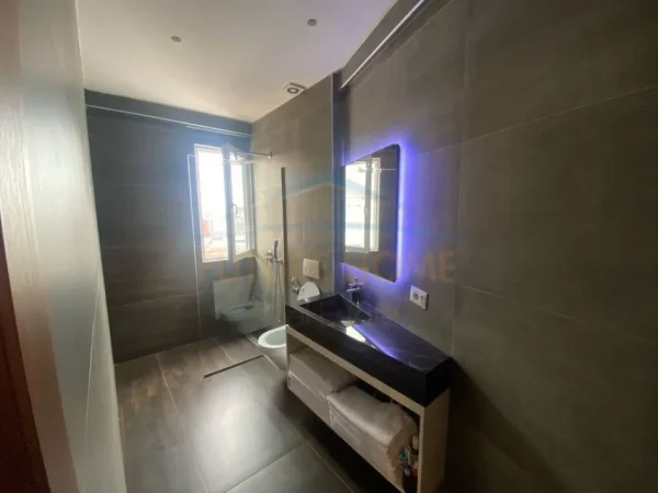 Tirane, shitet apartament 2+1+Ballkon Kati 8, 96 m² 200.000 € (Oxhaku)