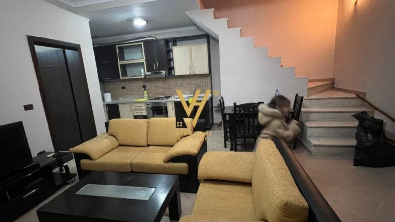 Tirane, jepet me qera Vile 3 Katshe Kati 0, 200 m² 600 € (OXHAKU)