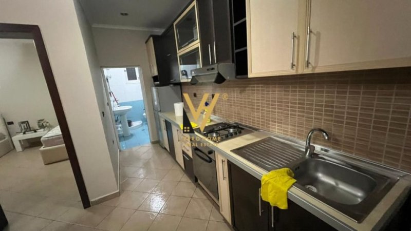 Tirane, jepet me qera Vile 3 Katshe Kati 0, 200 m² 600 € (OXHAKU)