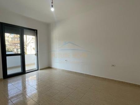 Tirane, jepet me qera apartament 2+1+Ballkon Kati 1, 55 m² 400 € (Rruga Arkitekt Kasemi, AREA50419)