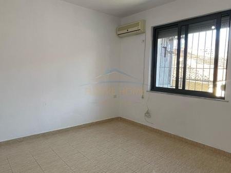 Tirane, jepet me qera apartament 2+1+Ballkon Kati 1, 55 m² 400 € (Rruga Arkitekt Kasemi, AREA50419)