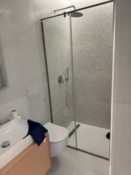 Tirane, jepet me qera apartament 1+1+Ballkon Kati 1, 55 m² 450 € (Rruga 5 maj ,prapa concord center)