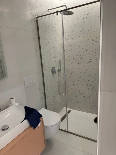 Tirane, jepet me qera apartament 1+1+Ballkon Kati 1, 55 m² 450 € (Rruga 5 maj ,prapa concord center)