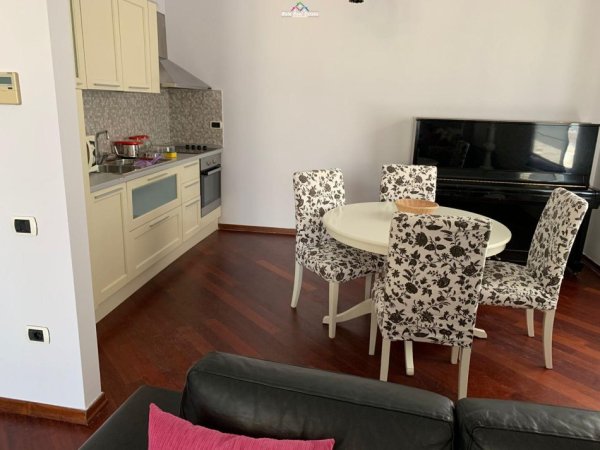 Tirane, jepet me qera apartament 2+1 Kati 8, 100 m² 1.300 € (bllok)