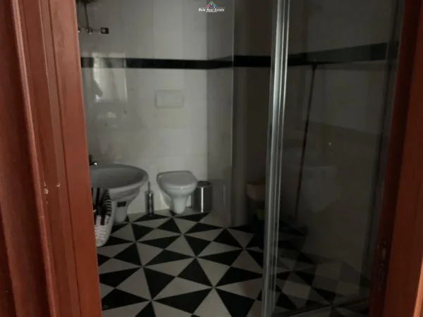 Tirane, jepet me qera apartament 2+1 Kati 8, 100 m² 1.300 € (bllok)
