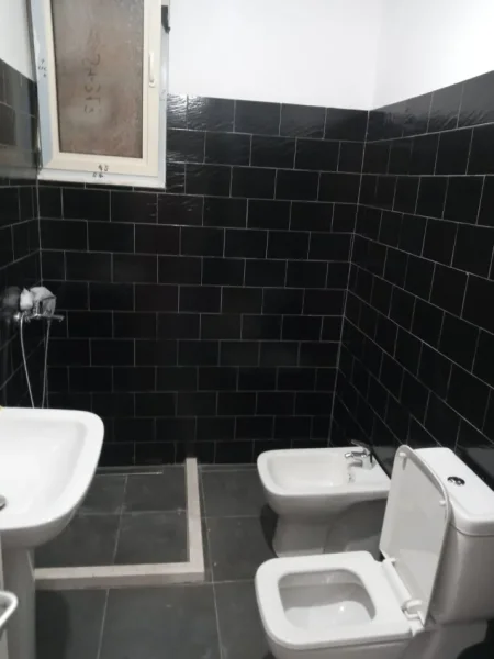 Tirane, jepet me qera apartament 2+1+Aneks+Ballkon Kati 4, 120 m² 400 € (Shkoze)