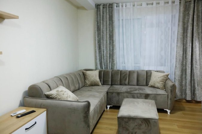 Tirane, jepet me qera apartament 1+1+Ballkon Kati 1, 65 m² 500 € (rruga Margarita Tutulani)