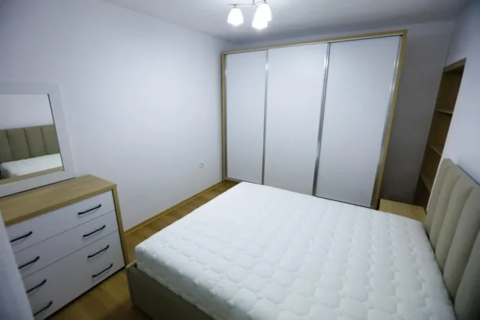 Tirane, jepet me qera apartament 1+1+Ballkon Kati 1, 65 m² 500 € (rruga Margarita Tutulani)