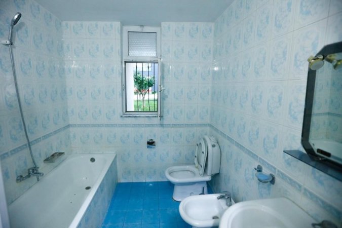 Tirane, jepet me qera apartament 1+1+Ballkon Kati 1, 65 m² 500 € (rruga Margarita Tutulani)