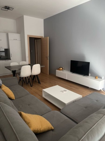 Tirane, jepet me qera apartament 1+1+Ballkon Kati 4, 75 m² 700 € ((Square 21 )21 dhjetori)