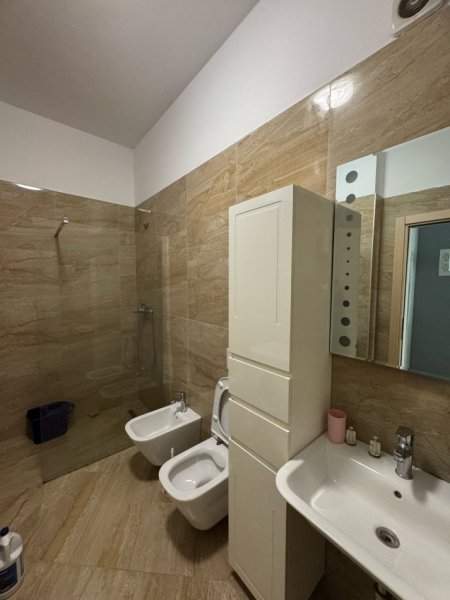 Tirane, jepet me qera apartament 1+1+Ballkon Kati 4, 75 m² 700 € ((Square 21 )21 dhjetori)