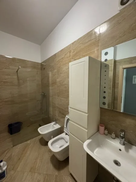 Tirane, jepet me qera apartament 1+1+Ballkon Kati 4, 75 m² 700 € ((Square 21 )21 dhjetori)