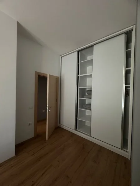 Tirane, jepet me qera apartament 1+1+Ballkon Kati 4, 75 m² 700 € ((Square 21 )21 dhjetori)