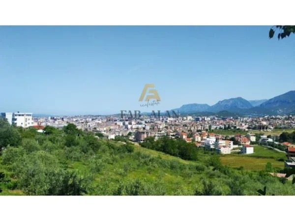 Tirane, shitet toke , 7.000 m² 980.000 € (Prane Tegut Farke)