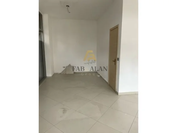 Tirane, jepet me qera ambjent biznesi Kati 2, 35 m² 250 € (Komisariati nr 4, TOWER BRIDGE)