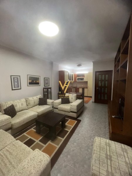 Tirane, jepet me qera apartament 2+1+Ballkon Kati 4, 85 m² 550 € (KOMUNA E PARISIT)