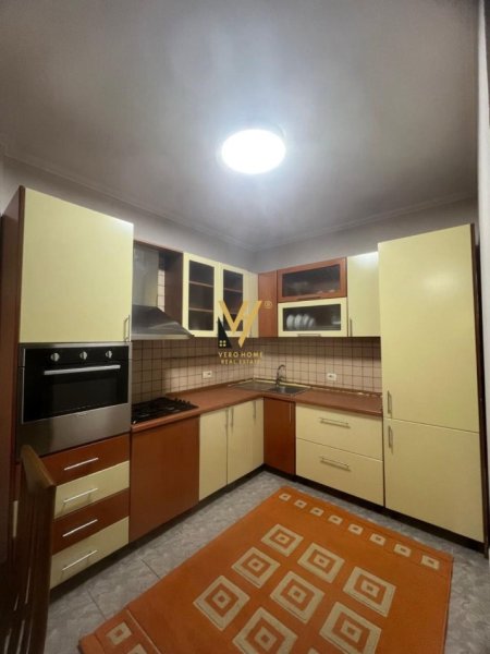 Tirane, jepet me qera apartament 2+1+Ballkon Kati 4, 85 m² 550 € (KOMUNA E PARISIT)