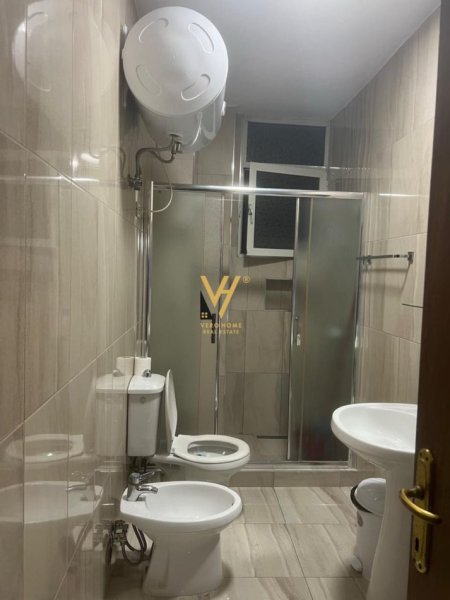 Tirane, jepet me qera apartament 2+1+Ballkon Kati 4, 85 m² 550 € (KOMUNA E PARISIT)
